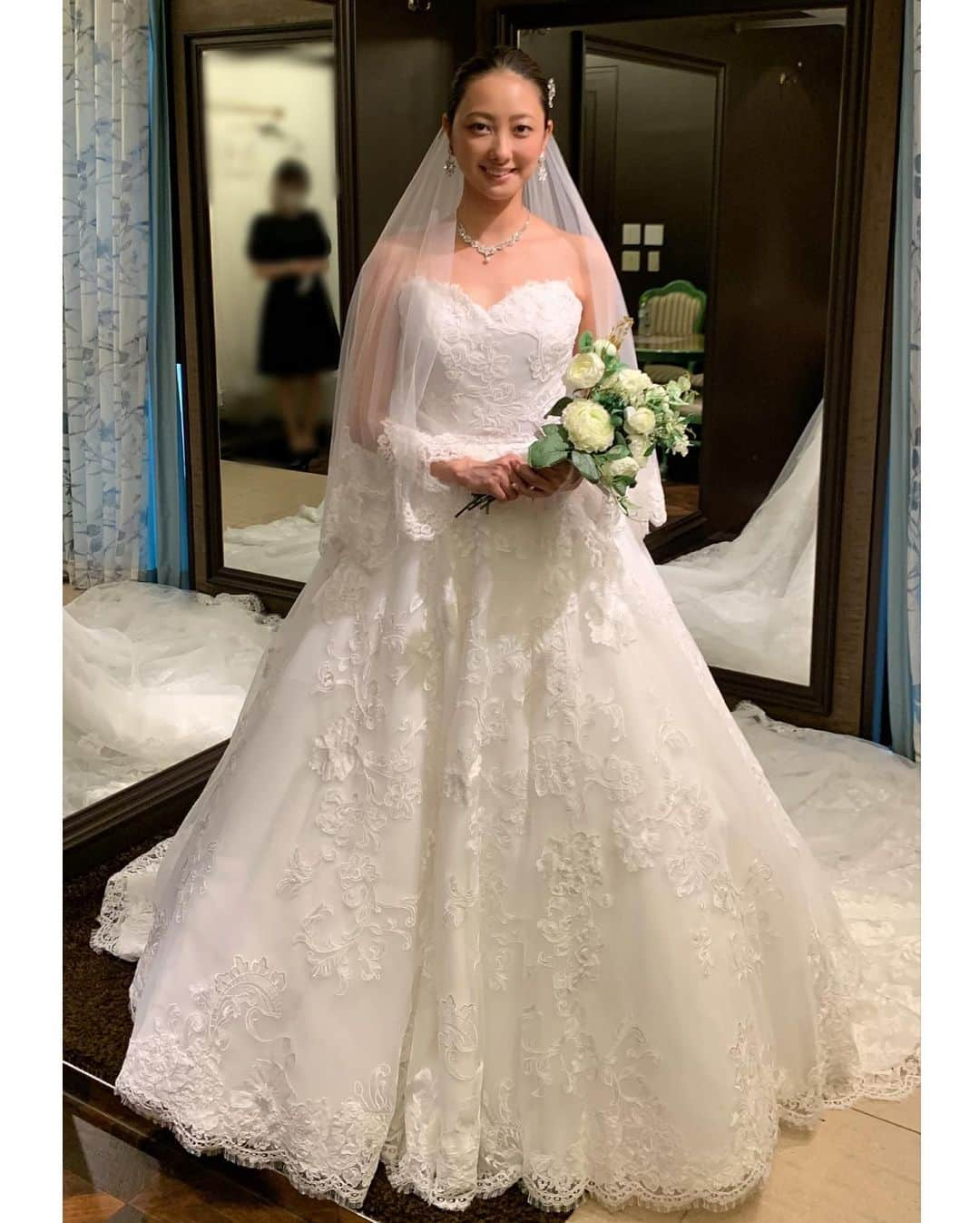 鈴木蛍のインスタグラム：「ウェディングドレスFitting④👰🏻‍♀️  総レースのドレス👗 唯一キラキラが一切無かったので、シンプル過ぎるかなって迷ったけど綺麗ですよね〜。色味も純白の白って感じ😁 なんと言っても後ろの裾の広がりとレースのデザインが素敵すぎるー！ オフショルっぽくもできるらしい💡  #aryukiko #アールユキコ #ウェディングドレス #lemariage #ルマリアージュ #試着 #結婚式 #結婚式ドレス」