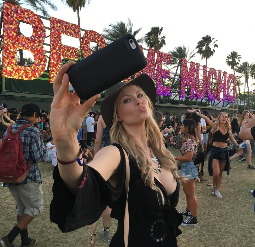 イリナ・ヴォロニーナさんのインスタグラム写真 - (イリナ・ヴォロニーナInstagram)「Meet Irina 2016 version 😅 Yeap, I used to smuggle booze into #Coachella 🍹  #irnavoronina #throwback」4月24日 1時24分 - irinavoronina