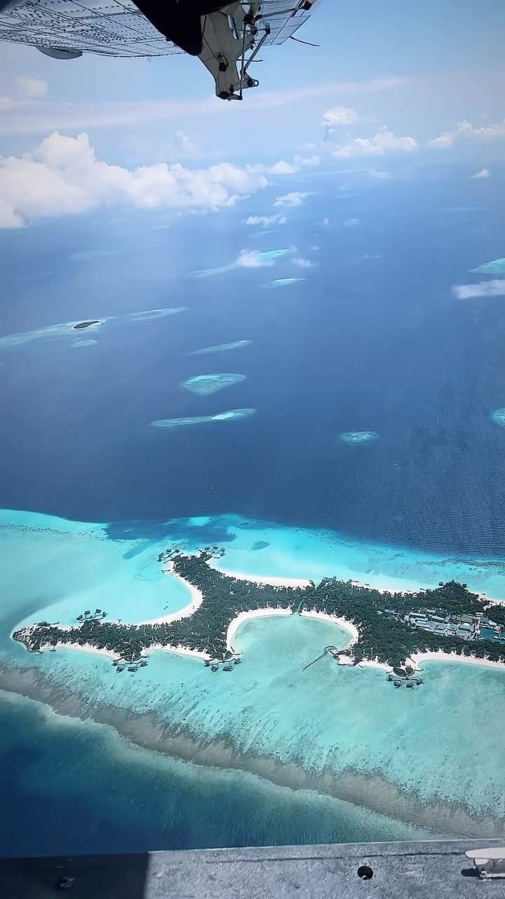 のインスタグラム：「Bird’s-eye view of One&Only Reethi Rah Maldives. Admire the awe-inspiring panoramic views of the Maldives and marvel at its unspoiled beauty from an exclusive and privileged vantage point. Book a private seaplane tour on your next visit and witness the Maldives like never before.  To book your holiday or for any inquiries, please contact us.  📧 hello@nichegetaways.com 📞 +960 760 5656 (WhatsApp/Viber) 🌐 www.nichegetaways.com  🎥 @olese」