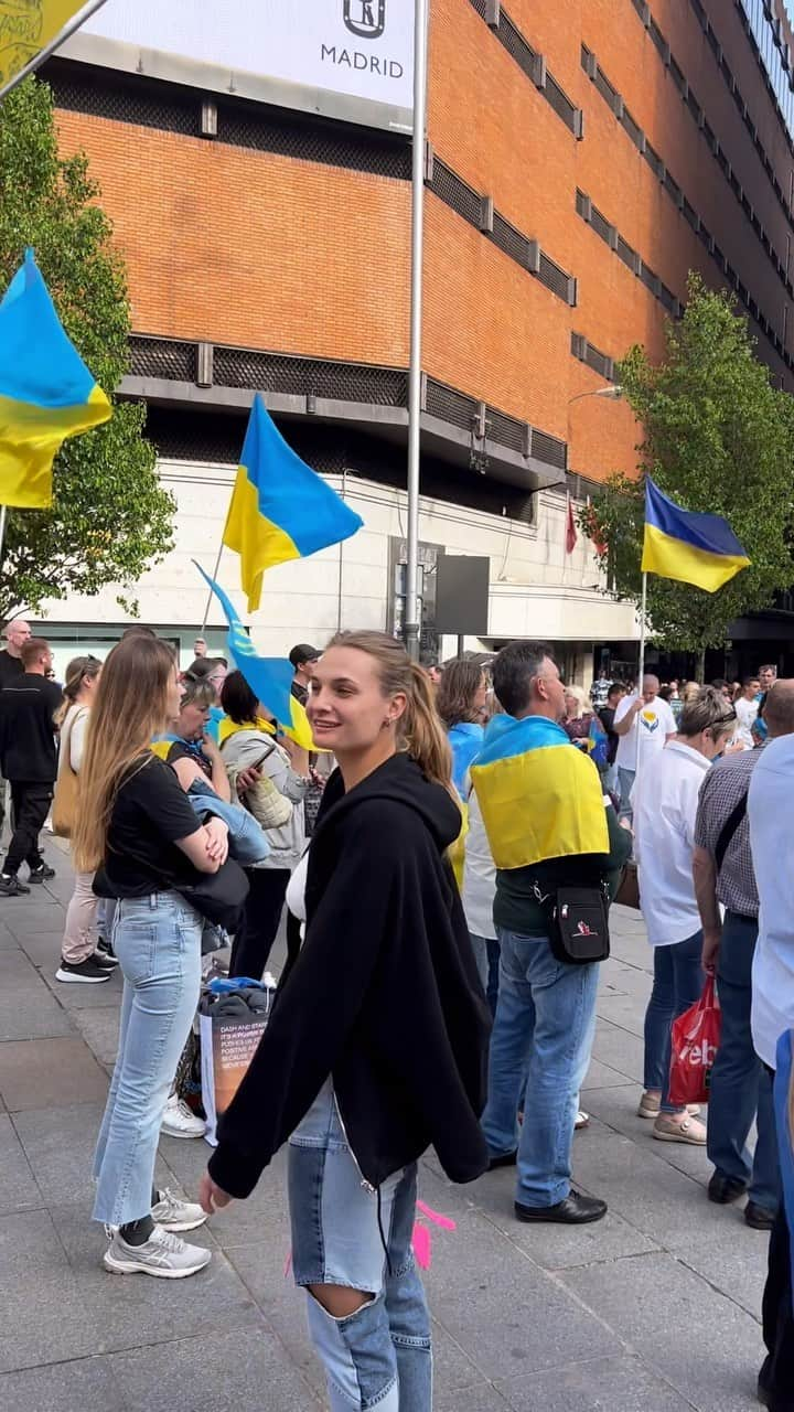 ダヤナ・ヤストレムスカのインスタグラム：「Madrid 🇺🇦😍❤️🙏🏼」