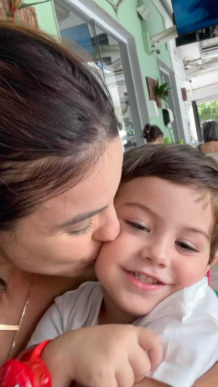 ステファニー・ブリットのインスタグラム：「Hoje ele disse que é o meninão da mamãe! ❤️Se ele soubesse que ele é minha vida inteira, minha razão de viver, dono das minhas maiores risadas, meu coração fora do peito,meu amor dessa e de muitas outras vidas!!!!! Deus do céu como eu amo esse menino! ❤️」