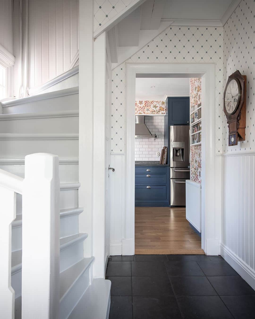 Bjurforsのインスタグラム：「Bjurfors Century presenterar ett drömskt parhus anno 1921 i gemytliga Bagaregården 🏡 Välkomna in!  Gustavsgatan 16 | 5 ROK. Foto: @mariasahlander / SE360  #bjurforscentury #bjurforsgöteborgcity #mäklaremarielulek #bagaregården #tjugotalshus #20talshus #hemnet #finahushemnet @finahushemnet #husdröm #husdrömmar #drömhus #villadrömmar #svenskttenn #eldblomman #blåttkök」