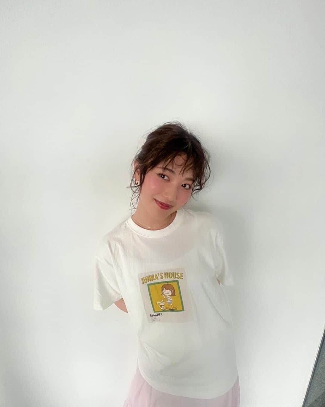 伊藤純奈のインスタグラム：「. グッズで作ったTシャツ 我ながらかわい〜！  (ここ最近のインスタ、 おなじ方向みてる写真ばっかり🤣)  #写真撮る時この目線するの #癖みたい」