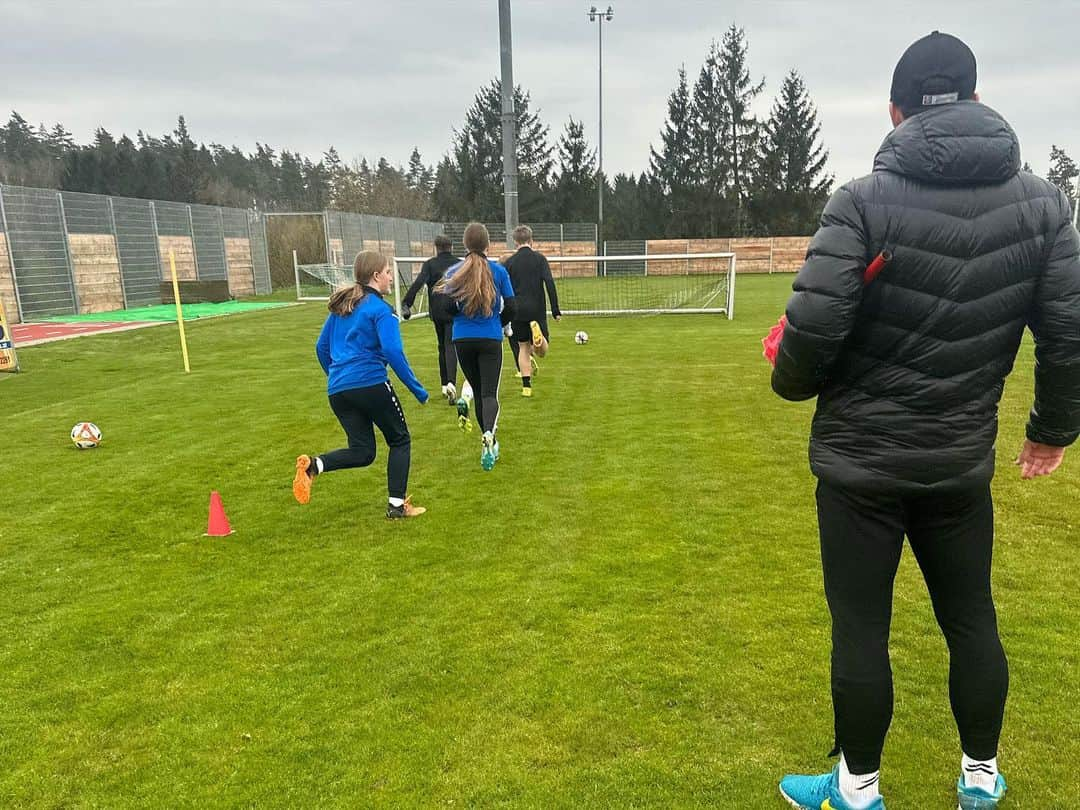 SVホルンさんのインスタグラム写真 - (SVホルンInstagram)「🔙 vergangenen Dienstag fand das Nachwuchstraining in Irnfritz statt🚎   Die SpielerInnen der SG Waldviertel/Thayatal und auch unsere Jungs, die in die Trainerrolle schlüpften, hatten ersichtlich Spaß!🤭  Danke für die Zusammenarbeit und Eure Unterstützung beim vergangenen Heimspiel @tsu_irnfritz !✊🏼  #besuchinderregion #nachwuchs #coach #waldviertel #leidenschaftfussball #fussballliebenwir⚽️ #nachbarn #svhornfamilie #svhorn #bepartofit」4月24日 1時35分 - svhorn1922