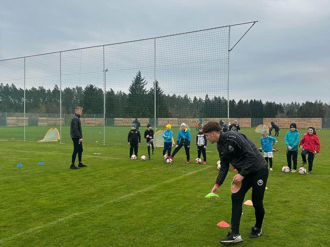 SVホルンさんのインスタグラム写真 - (SVホルンInstagram)「🔙 vergangenen Dienstag fand das Nachwuchstraining in Irnfritz statt🚎   Die SpielerInnen der SG Waldviertel/Thayatal und auch unsere Jungs, die in die Trainerrolle schlüpften, hatten ersichtlich Spaß!🤭  Danke für die Zusammenarbeit und Eure Unterstützung beim vergangenen Heimspiel @tsu_irnfritz !✊🏼  #besuchinderregion #nachwuchs #coach #waldviertel #leidenschaftfussball #fussballliebenwir⚽️ #nachbarn #svhornfamilie #svhorn #bepartofit」4月24日 1時35分 - svhorn1922