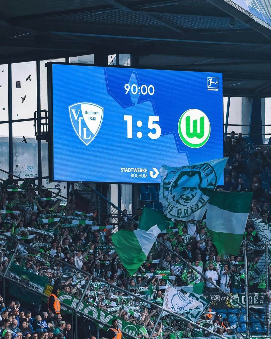 VfLヴォルフスブルクのインスタグラム：「🤝  #bocwob #vflwolfsburg #arbeit #fussball #leidenschaft #immernurdu #immer_hungrig #bundesliga #wolves #🐺」