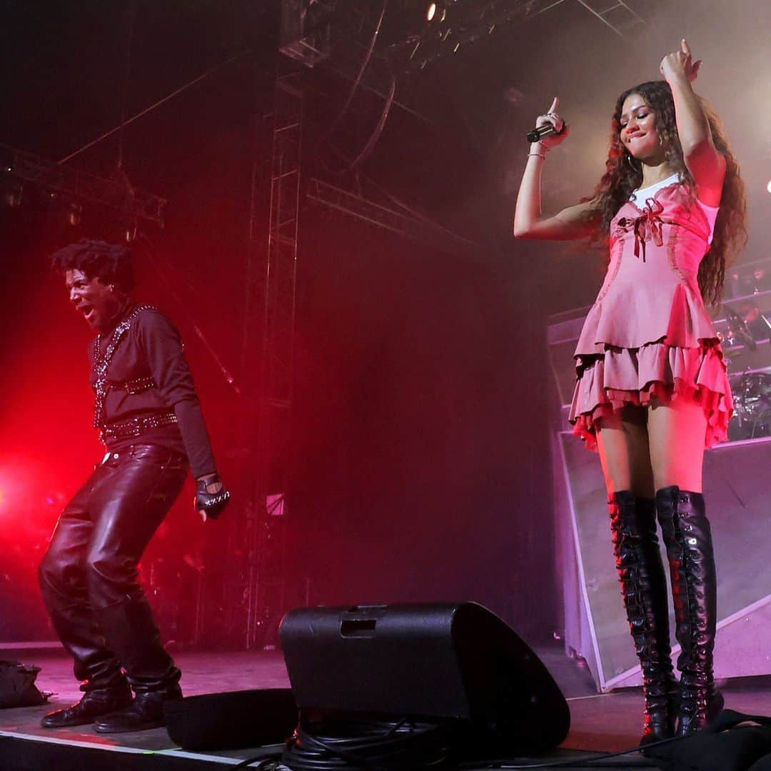 のインスタグラム：「Surprise! #Zendaya made a guest appearance during Labrinth's #Coachella set to perform songs from her HBO hit show, #Euphoria. Crying I wasn't there tbh 😭 Find out more details at the link in bio✨  (📸: Getty Images)」