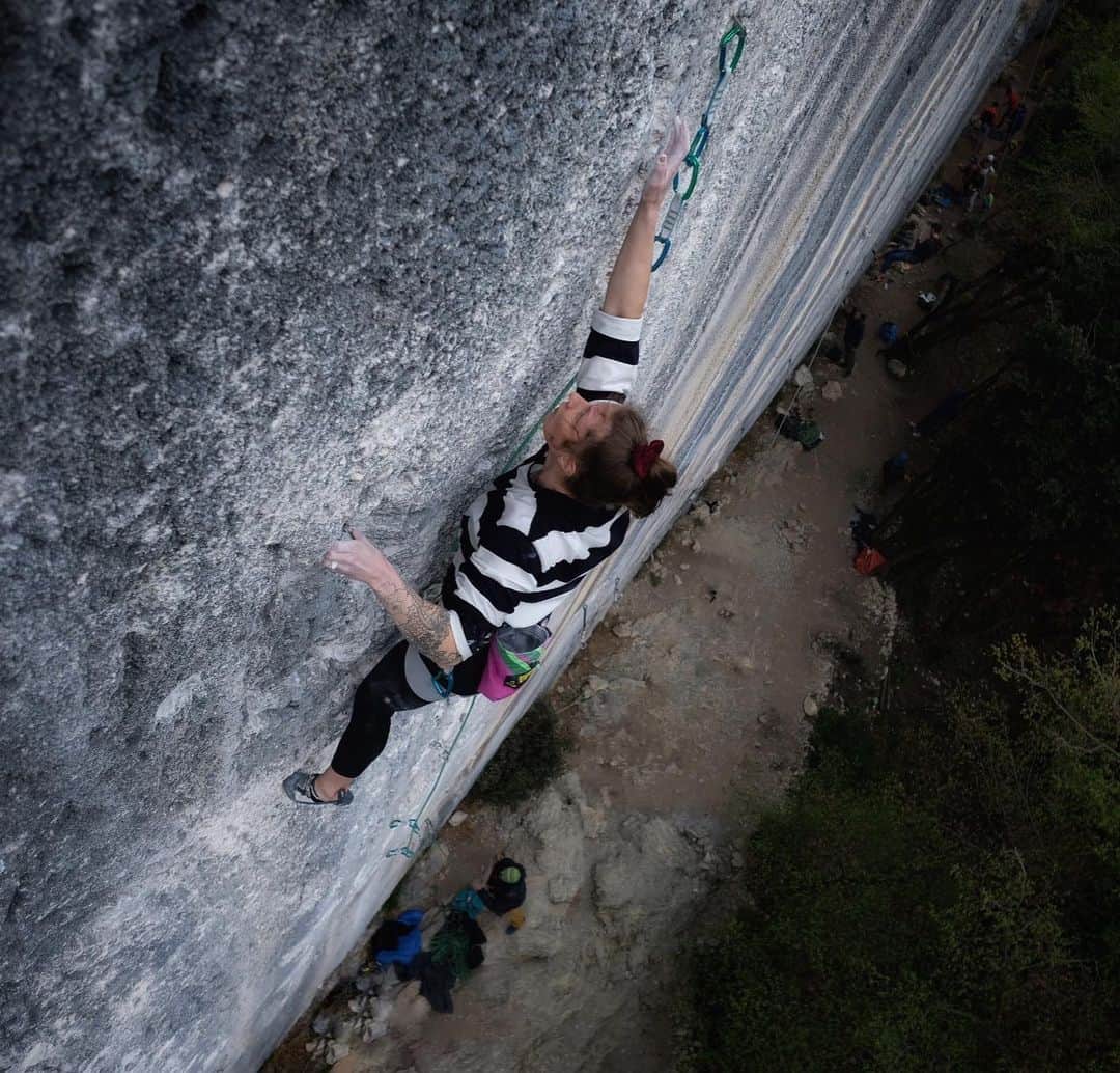 カロリーネ・ジンフーバーのインスタグラム：「🥀 RIFLESSI DEL ROSSO 8b+  only the 2nd route of this grade for me yet. i tried the route for the first time almost a month ago with @tinajhafsaas where i was just super happy my finger didn‘t hurt on any of the holds 🤩 i returned 2 weeks ago, but fell 4 times super close at the very last boulder (endurance, where are you?) 💔 this time it finally worked out and i‘m just super happy my finger feels better and my shape is slowly coming back 🔁  📷 @fabian.leu  @scarpa_at @organicclimbing @frictionlabs @natureclimbing @belmezattitude   #arco #klettern #climbing #italy #italien #scarpa #frictionlabs #climbing_is_my_passion #climbgirls #climb #climbing_pictures_of_instagram」