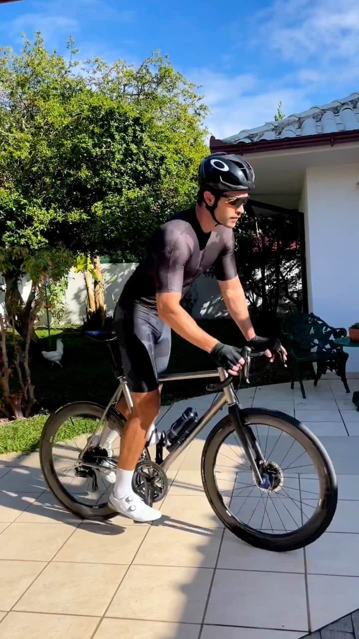 フランシスコ･ラチョースキーのインスタグラム：「Sunday therapy! Good to be back in paradise 🚴 Terapia de Domingo! Bom estar de volta ao paraíso #floripa」
