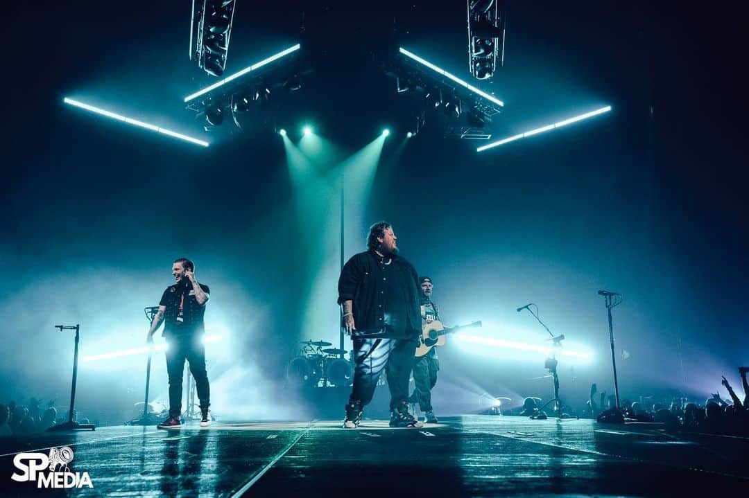 Shinedownさんのインスタグラム写真 - (ShinedownInstagram)「Very hard to find the words to describe how incredible this weekend was… so going to let the photos speak for itself.  Memphis… What a night… Baton Rouge… y’all rule…   Next up… Tulsa at @bokcenter on a Mondayyyy.   📸 @sanjayparikhphoto | #TheRevolutionsLive」4月24日 1時44分 - shinedown