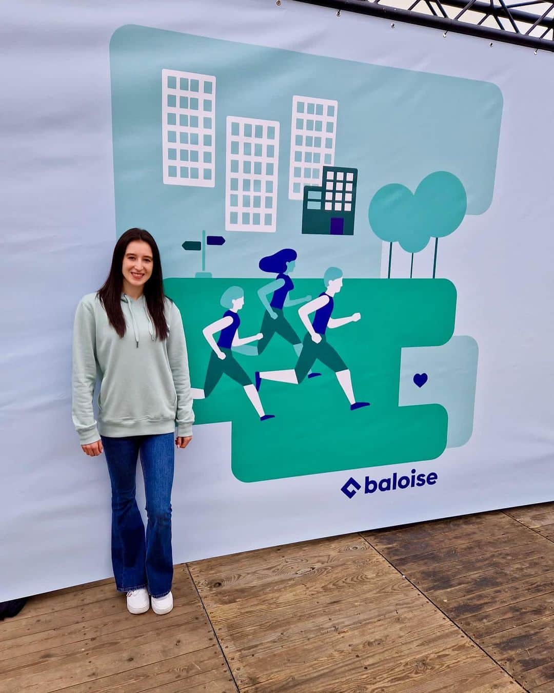 ニナ・デヴァエルのインスタグラム：「@baloise.be Antwerp 10 miles vandaag. Niet gelopen, wel een medaille gekregen ;)   Proficiat aan iedereen die mee heeft gelopen vandaag💪💥👏 Was mooi om al die gemotiveerde mensen te zien ondanks de regen!   @antwerp10miles #baloise #baloiserun #baloiseantwerp10miles」
