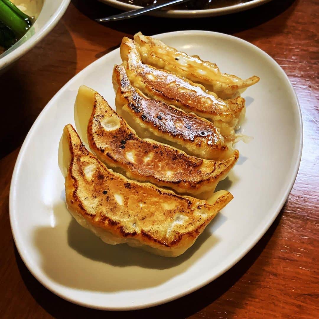 志摩有子さんのインスタグラム写真 - (志摩有子Instagram)「久しぶりの李園。 いつもよりひとり多いから、いろいろ頼めて嬉しい。 カリッとジューシーな焼き餃子とむっちりトゥルンの水餃子、甲乙つけ難い。 〆はやっぱりトマト湯麺。  #トマト湯麺」4月24日 1時45分 - ariko418