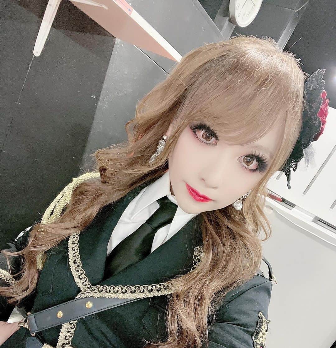 のインスタグラム：「Versailles  FanClub 限定ライヴ TERU & MASASHI Birthday Live 2023 -TERUISM & DARK MATTER- ありがとうございました＆おめでとさん！  ツアーも盛大に行きましょ🐣 https://www.hizaki-grace.com/news?no=IeFh3nfaSCvis3SBc7c9C  10数年振りにRoseの時の衣装着てみた。」