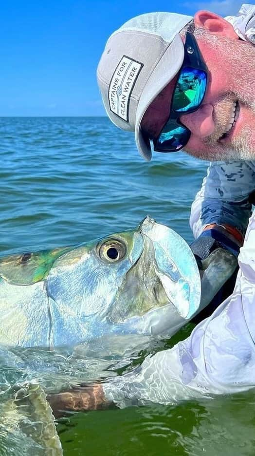 Costa Sunglassesのインスタグラム：「Named after the man known affectionately as “Mr. Everglades, the Herman Lucerne Memorial Tournament has become one of the most popular tournaments in the iconic Florida Keys. The tournament series expanded in recent years, adding a classic silver-scaled showdown that dials competitors’ focus onto a single air-breathing, hard-to-hook flats menace: the silver king.   Costa proudly supports the @hermanlucernechampionship Tournament Series and wishes tight lines to everyone competing in the 2023 Tarpon Cup. Over the next three days, skiffs will scour flats and channel edges for strings of tarpon migrating north, hoping to fool them into feeding on feathers.  To learn more about the mission behind HLM tournaments and the goals for preserving America’s Everglades and the Florida Keys, head to our link in bio.   #CostaProtect #HermanLucerne #TarponCup  📸: @captbennyblanco watches a happy pod rolling through the backcountry.」