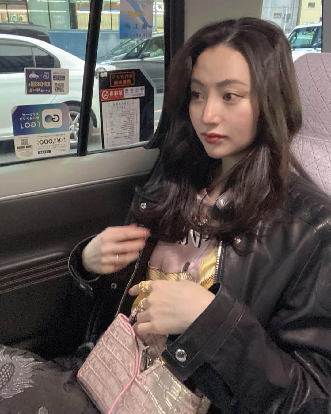 のインスタグラム：「💗💗💗  ちょっと眠い日の外食🥂 顔に覇気がない😱  外気が肌に影響していて 肌が１日でボロボロに💦  保湿しまくって、乗り越えます👍🏻」
