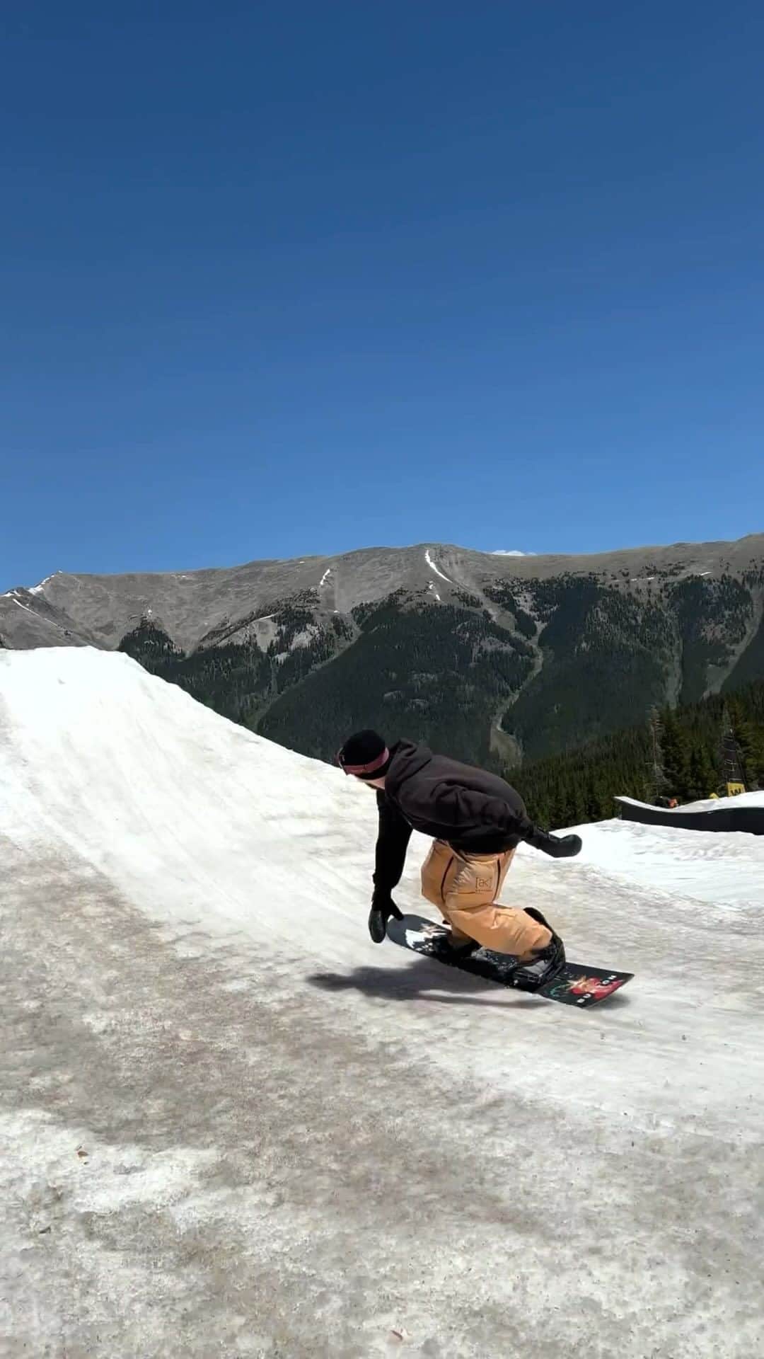 アナログクロージングのインスタグラム：「Summer snowboarding is around the corner ⏳  We’re partnering with @wooddwardcopper and that means #BurtonTeam riders will be lapping all summer long.   Book now in our link in bio and use code EARLY150 to save $150.  @mikeyciccarelli 📍@wooddwardcopper #Burton #Snowboarding」