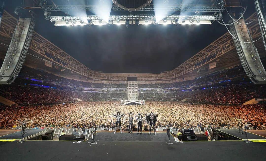 KISSのインスタグラム：「60,000 members of #KISSARMY #Brazil! Thank you #SaoPaulo! #EndOfTheRoadTour」