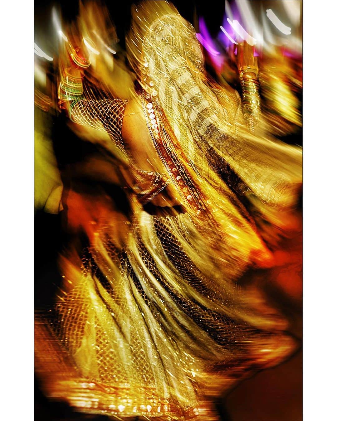 マリオ・テスティーノのインスタグラム：「A BEAUTIFUL WORLD In movement _ En movimiento  @mithikas @yogigaekwad @palaceheritage.garba @stormcph @salonlosangeles @thisfakeunity @victoriaetery @sergioelpampa @companiadelpampa」