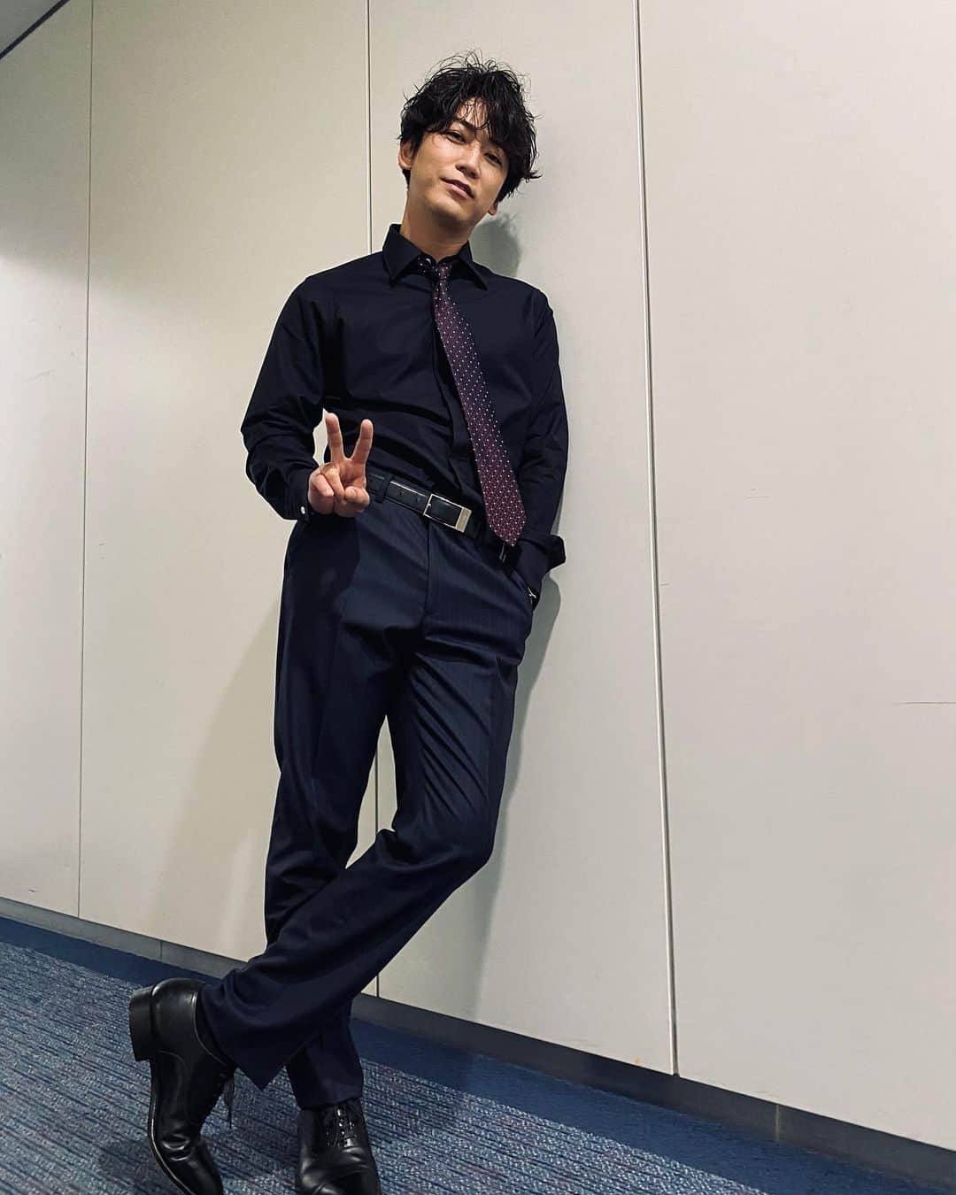 亀梨和也さんのインスタグラム写真 - (亀梨和也Instagram)「今日は朝から色々と、、、 お疲れ様〜💤  #going #スーツ #おちゃらけ #アイドル」4月24日 2時00分 - k_kamenashi_23