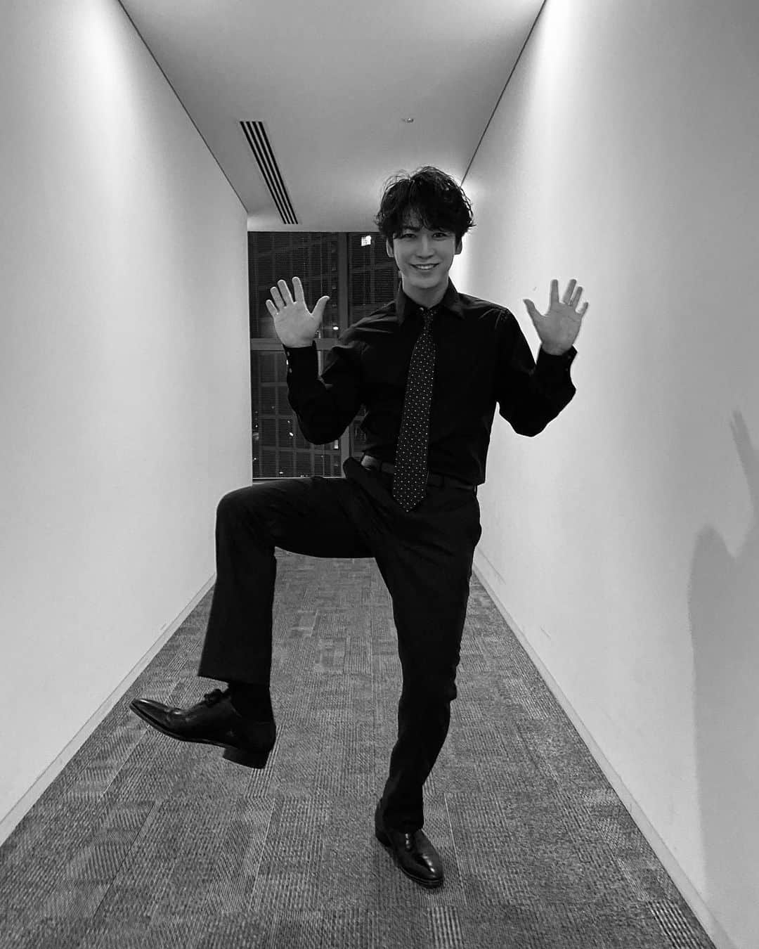 亀梨和也さんのインスタグラム写真 - (亀梨和也Instagram)「今日は朝から色々と、、、 お疲れ様〜💤  #going #スーツ #おちゃらけ #アイドル」4月24日 2時00分 - k_kamenashi_23