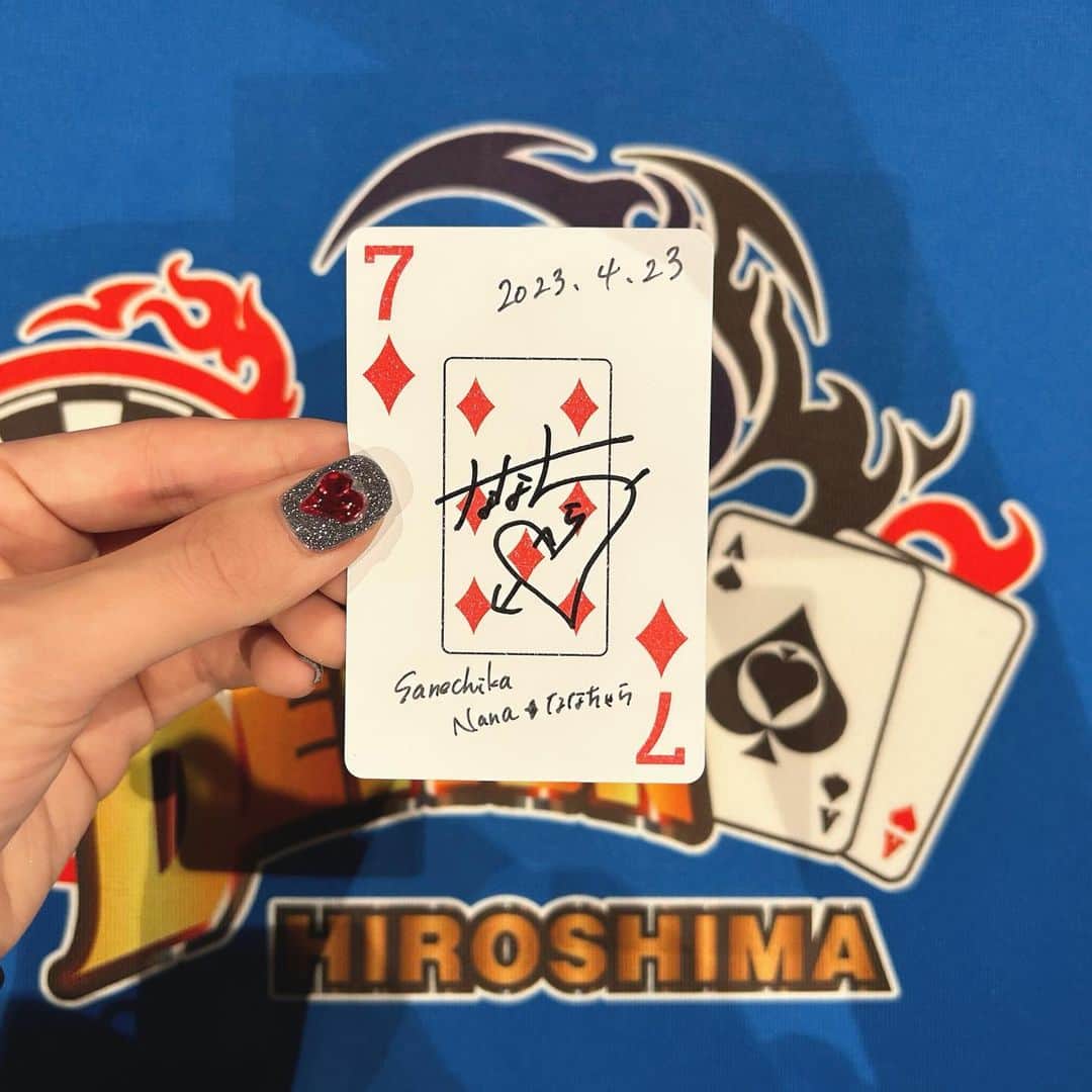 實近菜那（ななちゃら）のインスタグラム：「. .  ななちゃらの地方ポーカー巡り日記No3  広島県 de poker ‎🤍 ̖́-  If you want to play poker in Hiroshima Prefecture, here!  広島ポーカーカジノPETIT DEMON 《 @casino_hiroshima_poker_pdjap 》さんに にご招待頂き、お邪魔してきました~!! あとメインイベントはしっかり優勝してきました✌️  広島1老舗のポーカーアミューズメントで、10年になります！！！५✍ ユーモア溢れる面白い店員さんたちと愛嬌のあるディーラーちゃんが素敵なオシャレなお店でした！ ありがとうございます😊💎  店舗さんにお邪魔させて頂いた際に7のダイヤにサインを残すシリーズやってます☺️ 良ければ全国のポーカーアミューズメントさんご招待ください💎  #ポーカー #ポーカー女子 #ポーカー巡り #ポーカーアミューズメント #広島 #広島遊び場 #広島観光 #poker #カジノ #バカラ #ブラックジャック #casino #アミューズメント #アミューズメントカジノ #ななちゃら #JAPAN #japanpoker」