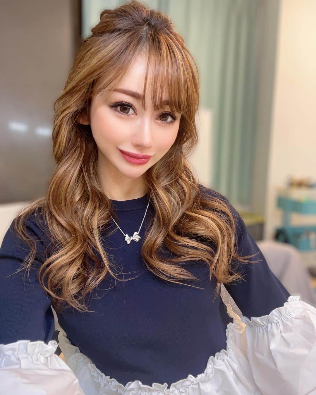 のインスタグラム：「🐩  #ヘアスタイル#巻き髪#巻き下ろし#ハイライト#ロングヘア#ロングヘアアレンジ#筋トレ女子#ホワイトステージ#星咲るい#錦#キャバクラ」