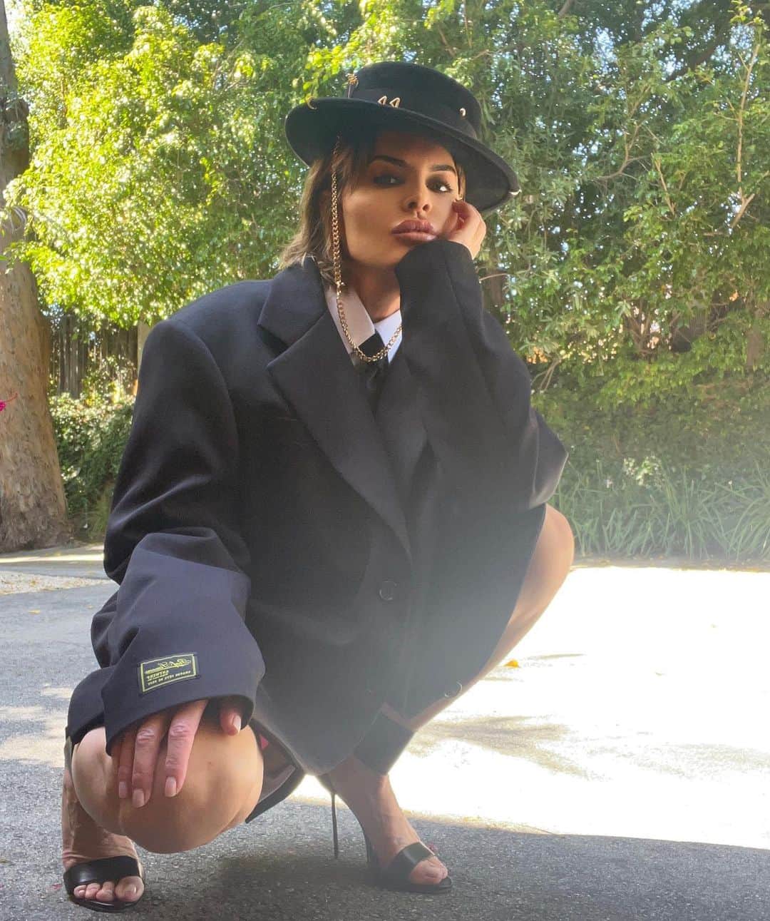 リサ・リナさんのインスタグラム写真 - (リサ・リナInstagram)「Brunching in @rafsimons & @ruslanbaginskiy_hats 🦆💃🏻🍷 ❤️ @rinnabeauty no filter lipgloss 💋」4月24日 2時04分 - lisarinna