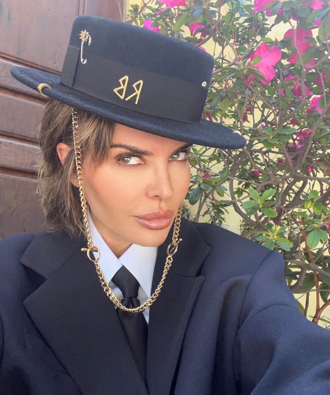 リサ・リナのインスタグラム：「Brunching in @rafsimons & @ruslanbaginskiy_hats 🦆💃🏻🍷 ❤️ @rinnabeauty no filter lipgloss 💋」