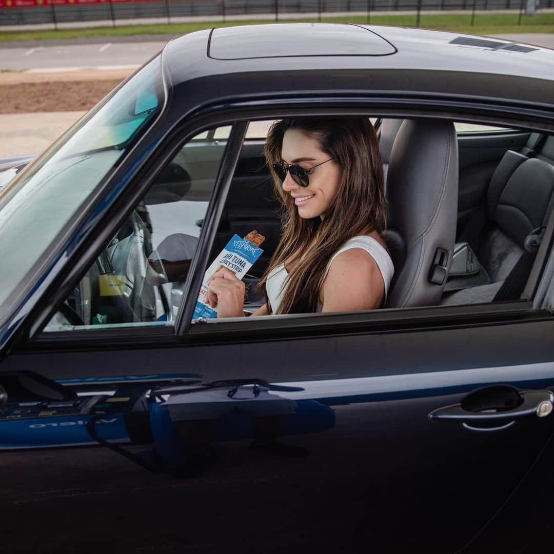 ヴァレンティン・トーマスさんのインスタグラム写真 - (ヴァレンティン・トーマスInstagram)「Who wore it better @kendalljenner #porsche #993 #manual  📷 @danielf86」4月24日 2時09分 - valentinethomas