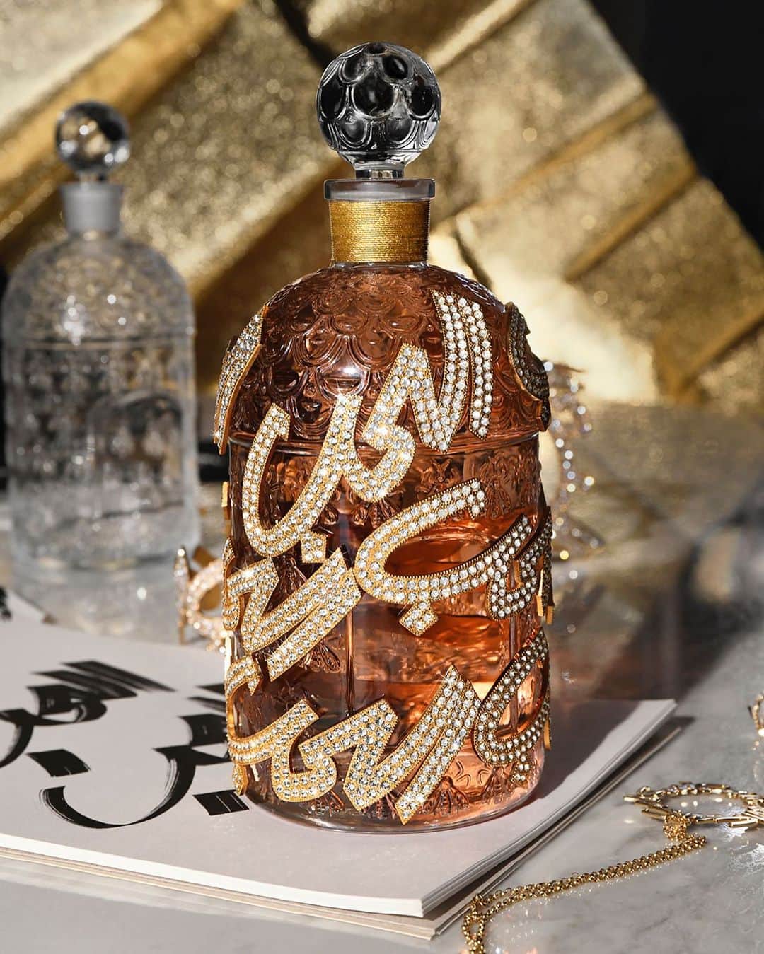 ゲランのインスタグラム：「Nadine Kanso's exquisite sheath is set off by the ambery glow of Rêve d'Amour, a voluptuous Eau de Parfum as radiant as the Bee Bottle itself Neroli, jasmine sambac, ylang-ylang, lily and cedarwood combine in a voluptuous bouquet of white and golden floral notes, in an ode to the power of love in all its forms.​  #Guerlain #GuerlainParfumeur #ExceptionalPiece @nadkanso」