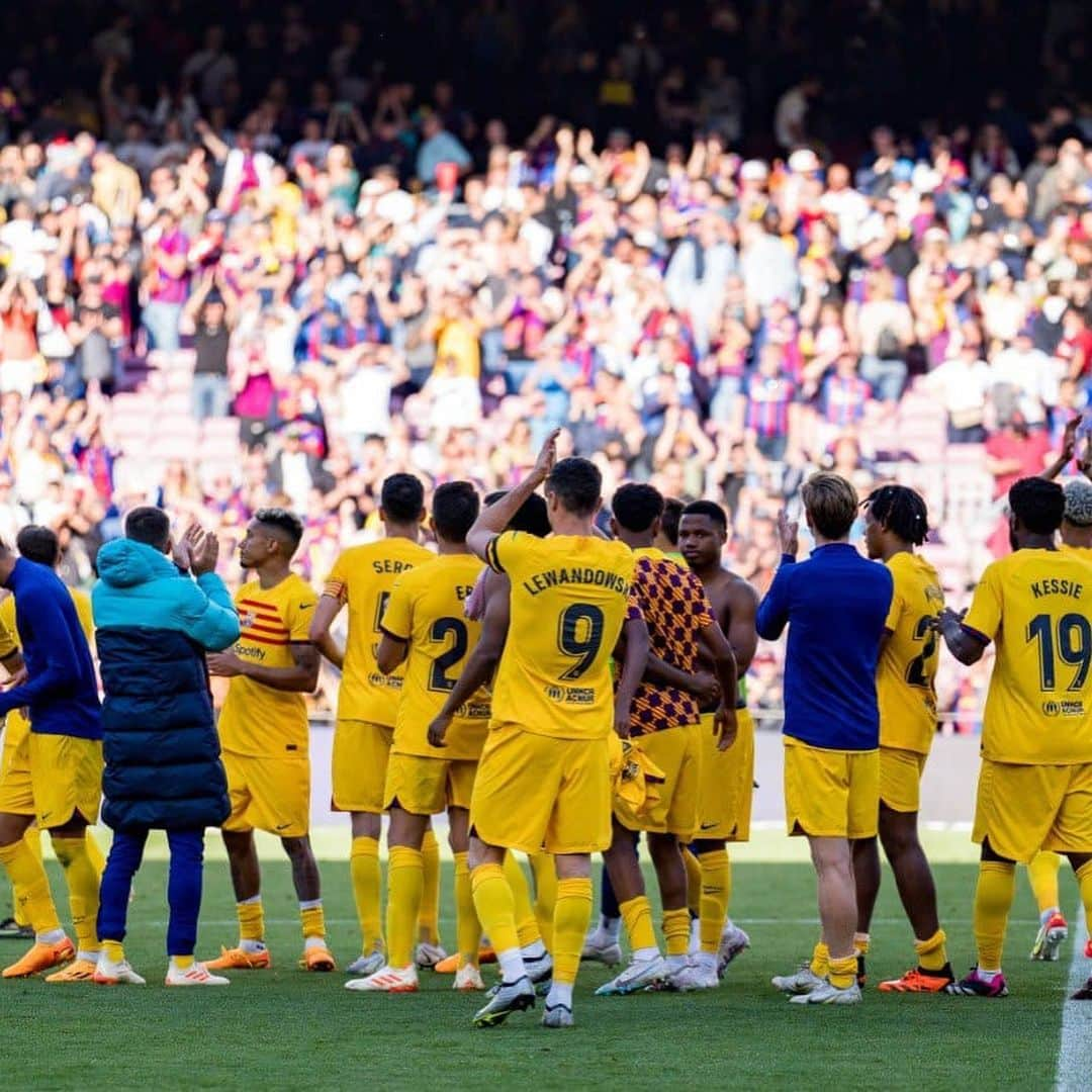 ロベルト・レヴァンドフスキさんのインスタグラム写真 - (ロベルト・レヴァンドフスキInstagram)「+3 points!  Feliç diada de Sant Jordi!🌹📚  @fcbarcelona」4月24日 2時16分 - _rl9