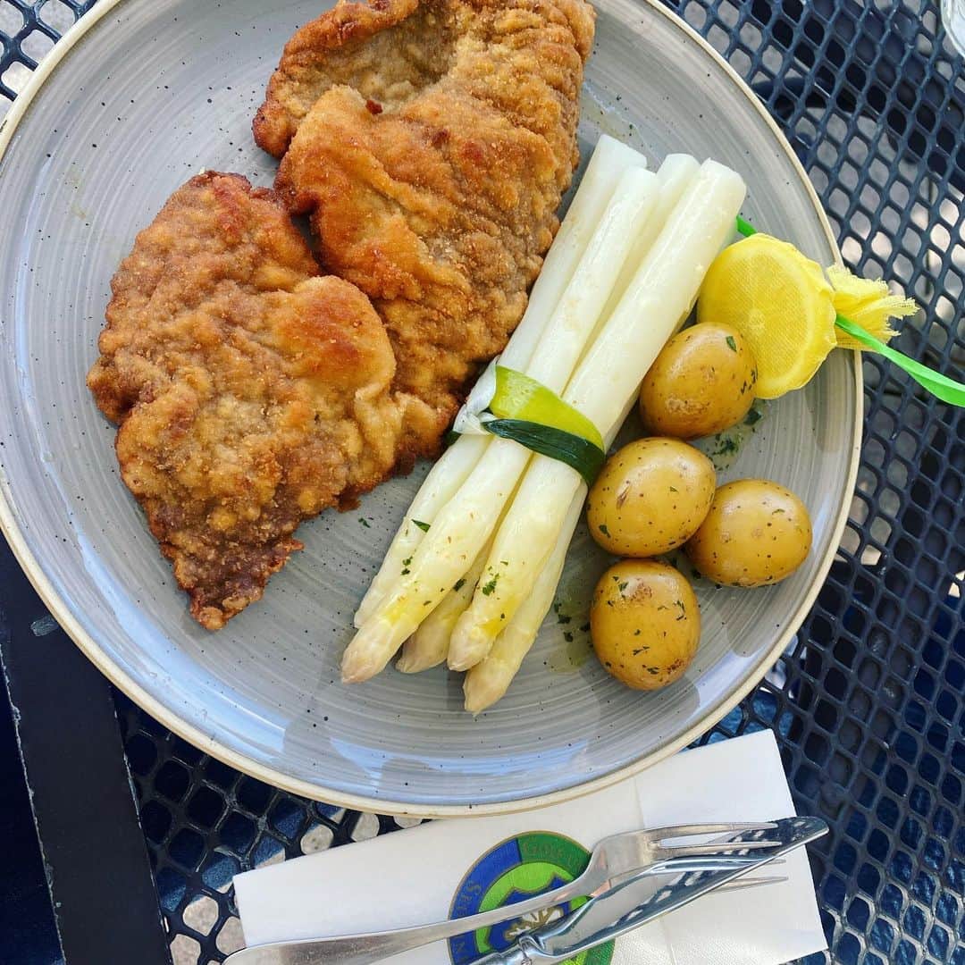 フランツィスカ・クヌッペさんのインスタグラム写真 - (フランツィスカ・クヌッペInstagram)「Sunday’s 🧡 Hoffe, ihr hattet alle ein wundervolles Wochenende?!   Ich liebe gutes Essen und dieses zu genießen. Aus diesem Grund habe ich jetzt ein Buch zum Thema Ernährung mit ganz vielen leckeren Rezepten geschrieben . Habt ihr schon davon gehört? Es heißt: „Schlank ohne Umwege – das KNUPPE Prinzip“ In meiner Bio findet ihr einen Link, wo ihr es kaufen könnt.  #franziskaknuppe #schlankohneumwege  #knuppeprinzip #neuerscheinung #kochbuch #gesundessen #leichteküche #fitfood #abnehmen #gesundheit #ernährungstipps #schlankeküche #genussohneverzicht #gesundeküche #soulfood #fasteasy #balance #genuss」4月24日 2時18分 - franziskaknuppe