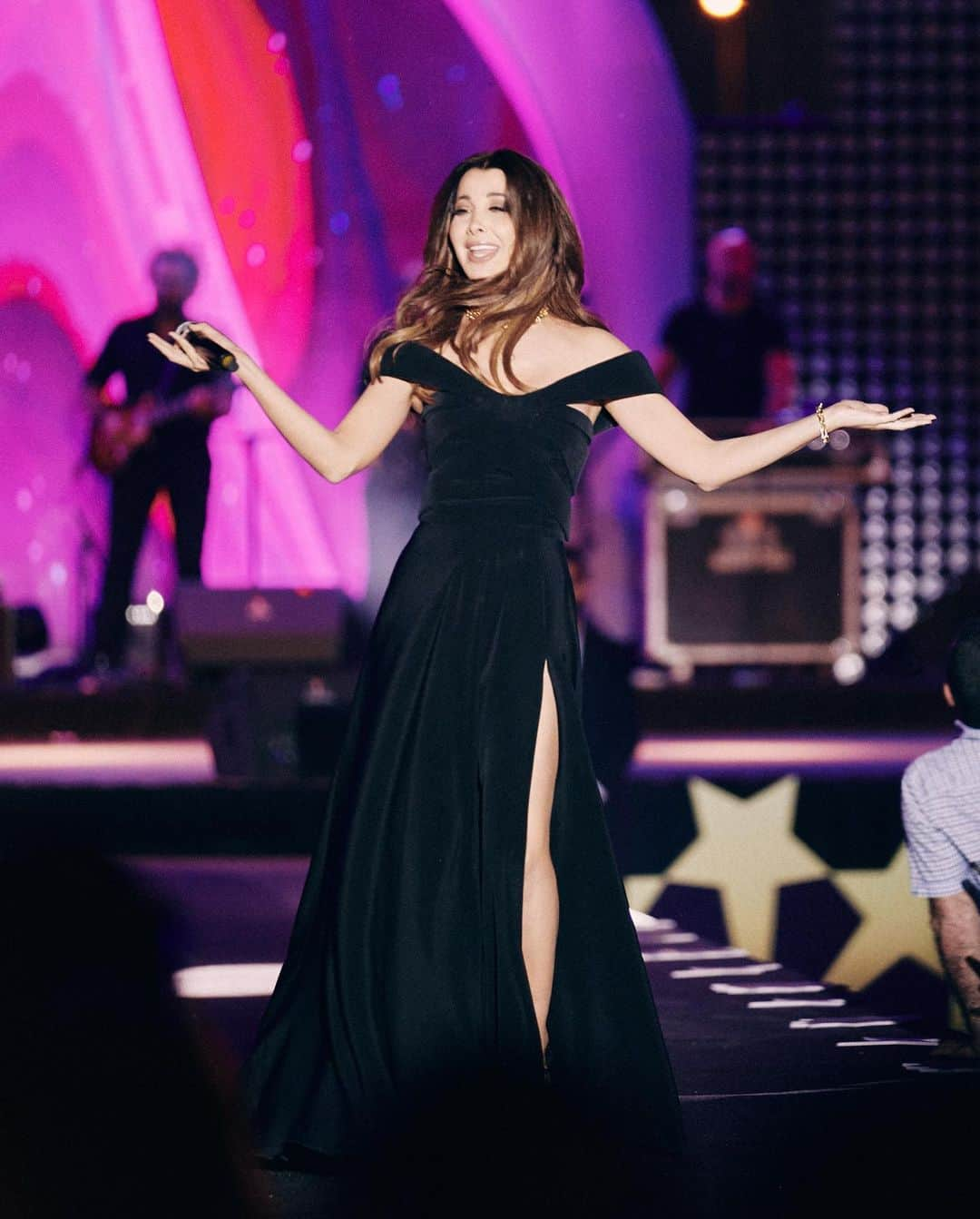 ナンシー・アジュラムのインスタグラム：「Feeling the energy of Baghdad for the first time! 🎤🎶 احبكم هوايه ❤️  #ConcertVibes #BaghdadBound #NancyAjram」