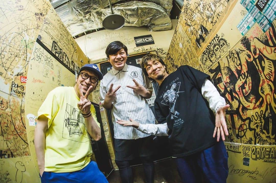 須賀真太郎さんのインスタグラム写真 - (須賀真太郎Instagram)「2023.04.23 at 仙台JUNKBOX "Intergalactic Tour Final Series" w/ ROTTENGRAFFTY  仙台最高でしたぜよ(ﾟ∀ﾟ)☆☆☆ でっかい声しっかり聞こえたよ！！ とても嬉しかったよ♪ そしてロットンありがとう☆☆☆  photo by @naoto_iwabuchi_」4月24日 2時27分 - sugacurry