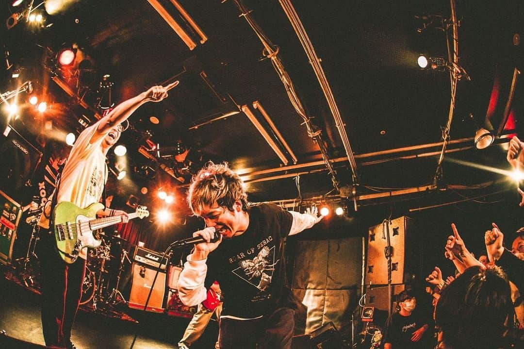 須賀真太郎さんのインスタグラム写真 - (須賀真太郎Instagram)「2023.04.23 at 仙台JUNKBOX "Intergalactic Tour Final Series" w/ ROTTENGRAFFTY  仙台最高でしたぜよ(ﾟ∀ﾟ)☆☆☆ でっかい声しっかり聞こえたよ！！ とても嬉しかったよ♪ そしてロットンありがとう☆☆☆  photo by @naoto_iwabuchi_」4月24日 2時27分 - sugacurry