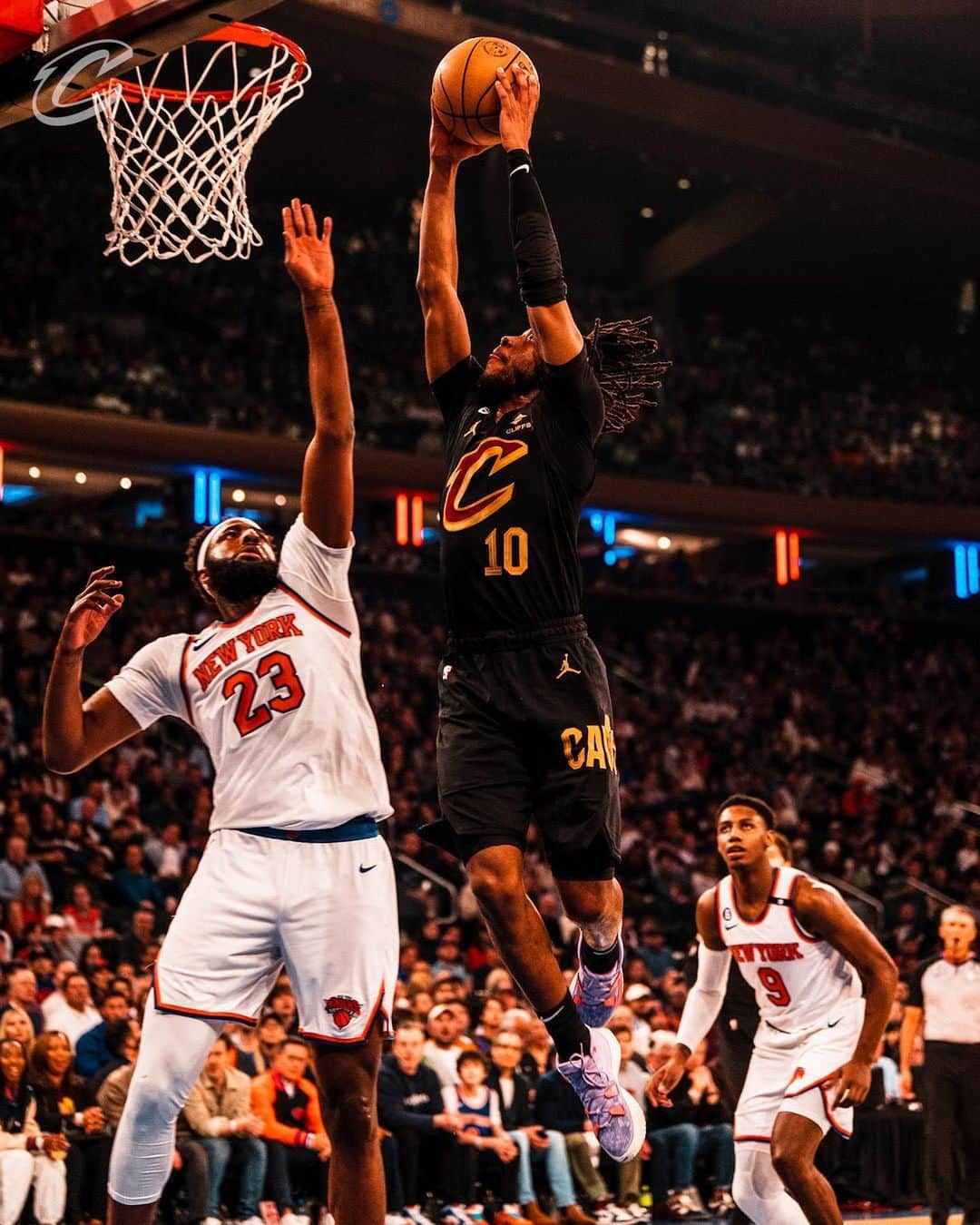 キャブスのインスタグラム：「DARIUS DUNKS. #LetEmKnow」