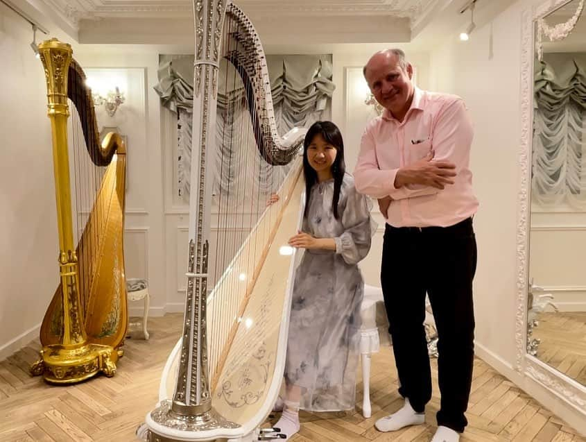 松岡みやびさんのインスタグラム写真 - (松岡みやびInstagram)「#フランス #ホストファミリー　  My French father came to miyabimethod harp school in Japan!  フランスのお父さんが、来日してハープ教室に遊びに来てくれました🇫🇷  数年前にフランスで開催されたマルティン・ジュリオット国際コンクールに、私がゲストパフォーマーとしてご招待されたとき、  ホストファミリーとして泊めてくださり娘のように可愛がってくれた温かい音楽一家のお父さん🌹  「国際コンクールスタッフとして毎回聴いているけど、 一般のお客さんが癒されて好む美しいビューティフルな演奏は、予選で落ちるのが残念。アグレッシブで闘争的な強い演奏しか賞を取れないのが不思議だよね」  と、海外でも感じる疑問なのですね。  ミヤビメソードの音楽表現と心理学の関連性も、とてもよく理解してくれて（英語で説明😂）4時間にわたり夜10時まで研究会を一緒にしてくれました。  ペガサス弾き フェアリー弾き ライオン弾き  を聴いて…  「音に生き方や思想がはっきり違いとして表れるのは面白いね！  一流のスポーツ選手（テニスウィンブルドン世界王者のジョコビッチ選手や、野球のダルビッシュ選手、大谷翔平選手など）最近の若い世代は、心理学を勉強してメンタルトレーニングを重視しているよね。  音楽と心理学を結びつける新しいメソッドは、前例が無いから体系化するまでは批判があって大変だろうね。  我々の国フランスを代表するドビュッシーも生きてる時は批判されたけど、自分のスタイルを貫いて新しい印象派の時代を作り上げたからね。  Miyabiが死んでからも、きっとミヤビメソードは多くの人のメンタルをペガサスロードに導く指南書として後世に残ると思う。  Going my way👍」  と、応援してくれました✨（死後😂）  フランスは個人主義で、日本のように組織や世間体に合わせる習慣がないから、本音を抑圧して我慢する人達はあまりいなく、サラリーマンでもはっきり上司に意見を言うそうです。残業もしないそうです。（ハープの納期もいつも遅れます😅）  フランスの音大でライバルのハープに張ってある弦をハサミで本番前に切る✂️事件があって、やはり嫉妬は怖いそうです💦  「人前でパフォーマンスする競争と緊張の激しい仕事だからこそ、技術だけじゃなくて精神性も高めていくために、音楽学校でもメンタルトレーニングの方法を教えるカリキュラムが必要だと思う」と。  "You can be very proud of your way with love." 「愛と共に歩むあなたの生き方に誇りをもって」  とメッセージを書いてくれたフランスのお父さん🇫🇷  文化の違いを超えて、分かり合えたハープ心理学の研究会でした。  写真4枚目 大学生のお嬢さん。 フランスに住んでグランドハープを弾いています✨  Merci beaucoup♡   #ハープ #音楽 #松岡みやび #ミヤビメソード #心理学 #癒し #セラピスト #harp #music #miyabimatsuoka #harpistlife  #楽器」4月24日 2時31分 - miyabi_matsuoka