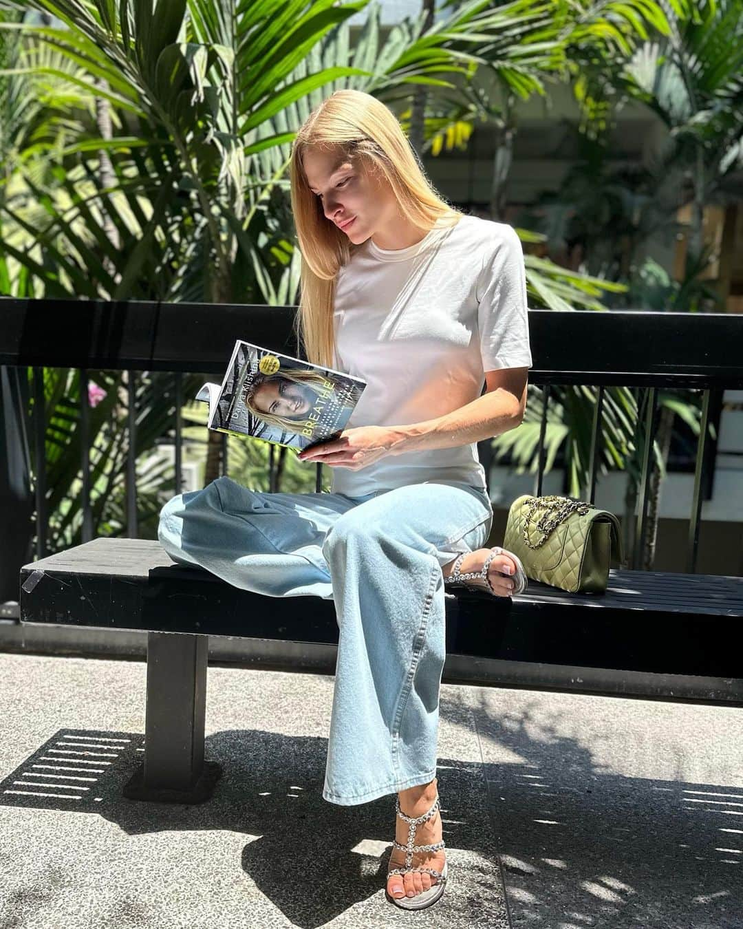 ダリヤ・クリシナさんのインスタグラム写真 - (ダリヤ・クリシナInstagram)「Celebrating a book day 📚. Между книгой и просмотром новостной ленты в телефоне на ночь, я выберу книгу 📖 Спешу поздравить всех любителей чтения с Всемирным днем книги и напомнить о моем произведении «Прыжок вверх».  Там вы найдите советы по укреплению иммунитета и здоровья, много мотивационных лайфхаков и полезных рецептов 🥣   📖 Книга доступна к заказу в электронном виде на www.book24.ru, www.labirint.ru 🌐  #daryaklishina #book #behealthy #healthylifestyle」4月24日 2時42分 - dariaklishina