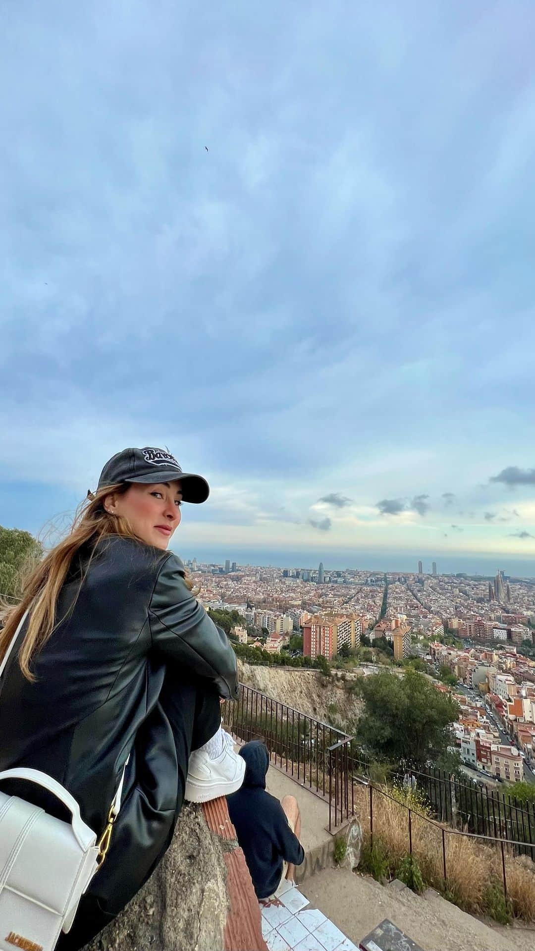 カルロッタ・フェリートのインスタグラム：「Barcelona vibes 🇪🇸🎡✨   #bunkerdelcarmel #mustdo #barcellona #sunset」