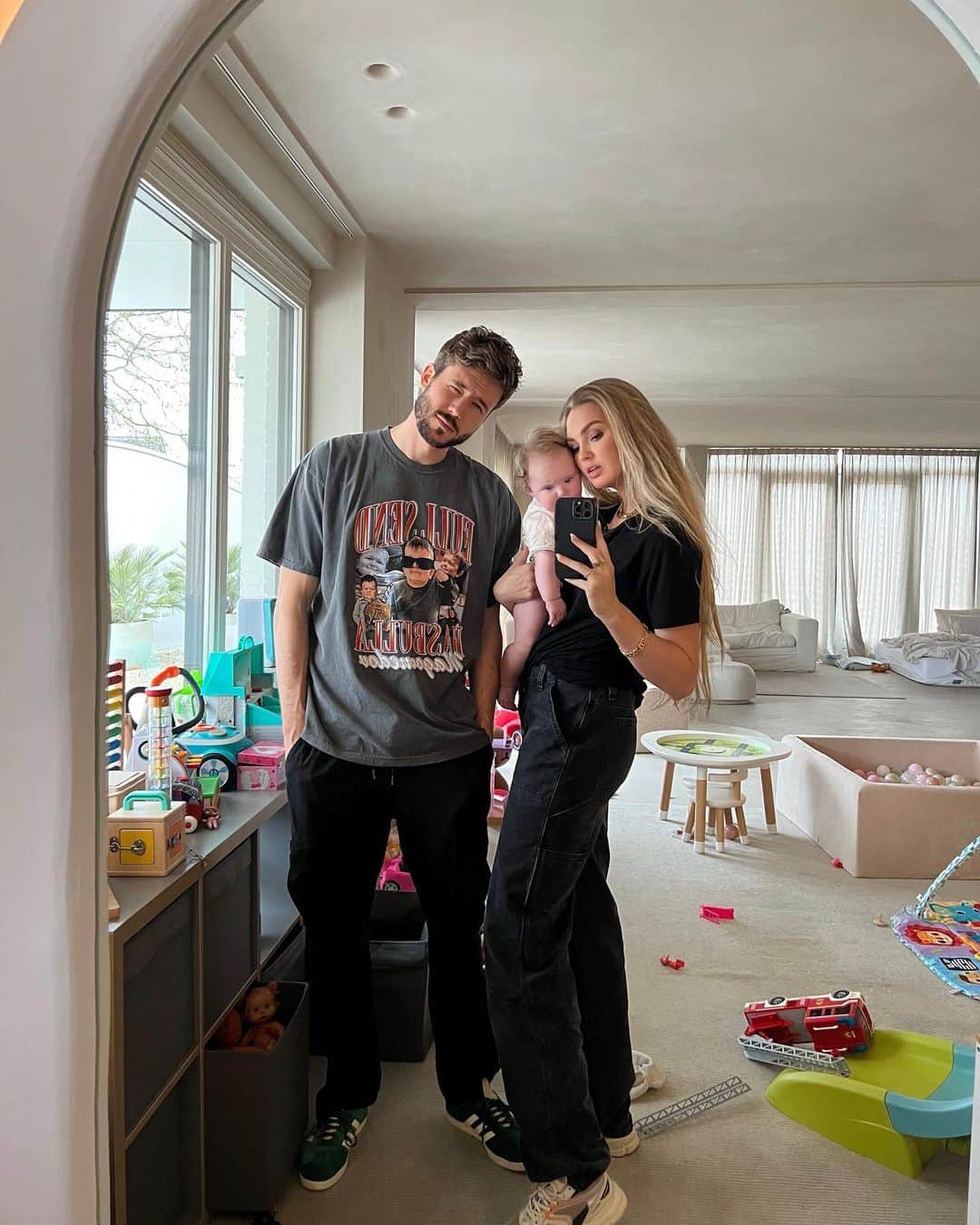 ロミー・ストリドのインスタグラム：「Shoutout to @laurensvleeuwen for being the best hands on dad this week. Ps. Photo 4 is not a filter, I got my wisdom teeth removed 😅」