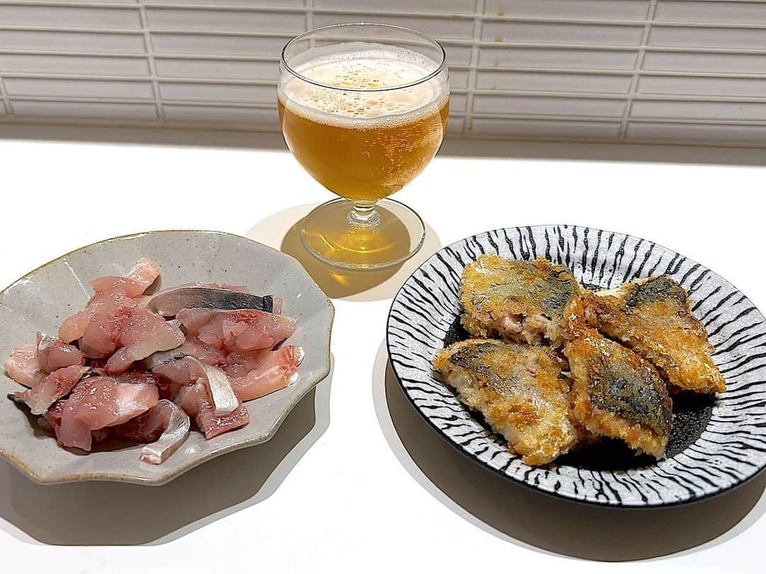 堀井亜生さんのインスタグラム写真 - (堀井亜生Instagram)「作り置きではないご飯🍴  スーパーで調理前の鯵を見つけたので息子とさばいてみました。  普段は便利なのでついつい切り身や骨なしの魚を買ってしまうのですが、本当の本当は道産子なので魚介類にうるさいので、美味しいものを食べたいです🥰  息子に三枚おろしを見せて、やってもらうと思いましたがハードルが高かったので、骨取りをお願いしました。 私がやるよりも丁寧にやってました。骨のある位置に法則がある、身に透明の赤色の部分があるとか色々学んでる様子でした。  1匹はお刺身に2匹はパン粉焼きに。  光り物を全然食べない息子ですが、むしろお刺身の方を好んで食べました。やっぱり新鮮なものは美味しいですね。  調理をすることで好き嫌いを減らすのは効果テキメンです。 あとはすごい新鮮なものを食べる。ピーマンも美味しい生のピーマンを食べたら食べられるようになりました。  そういえば、私はビールが苦手だったけどビール工場で飲んでから飲めるようになったなぁ。 無関係の酒飲みの話でした😆」4月24日 2時35分 - aoi_horii