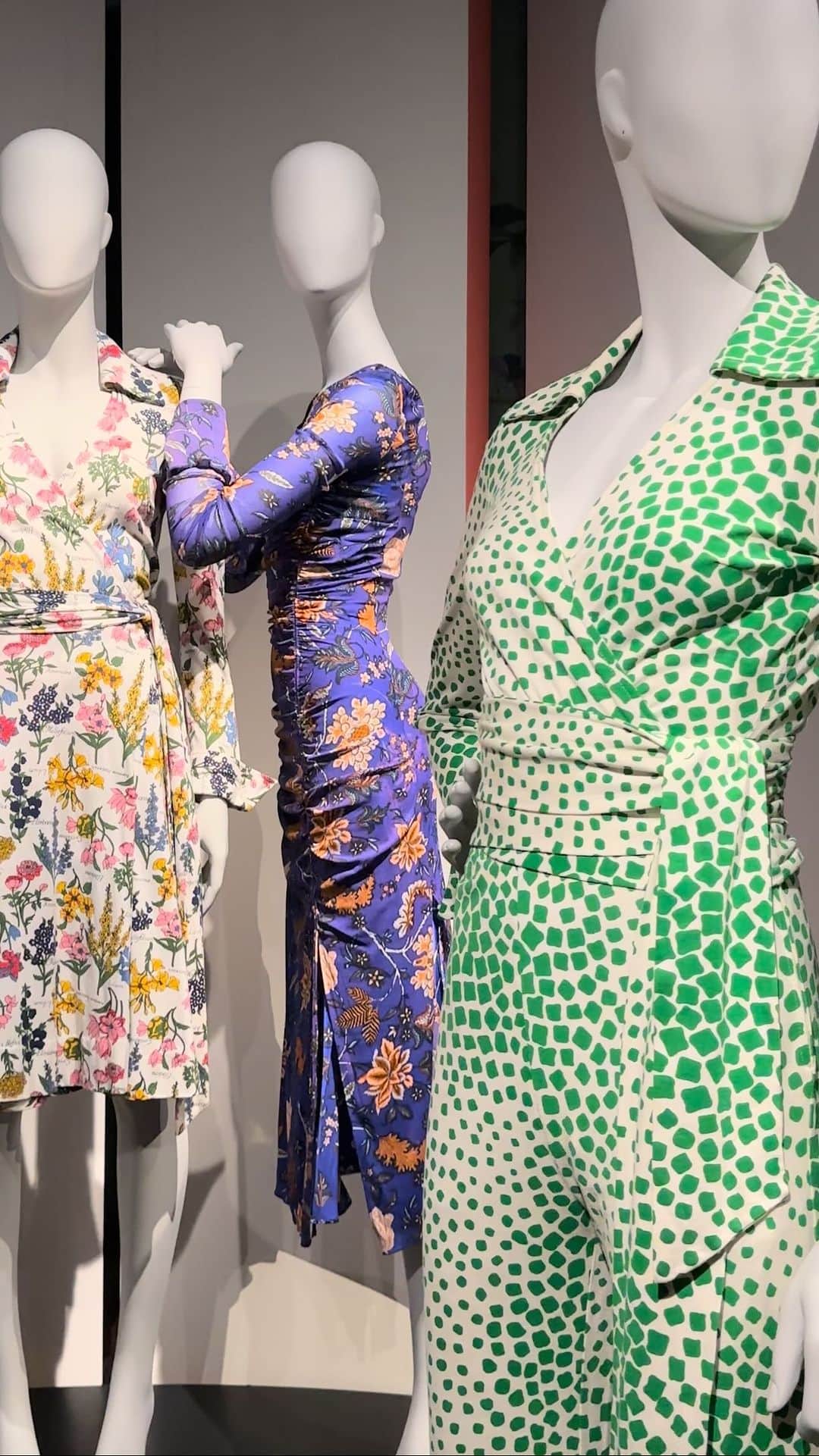 ダイアン フォン ファステンバーグのインスタグラム：「A glimpse into the world of #DVF at the Woman Before Fashion exhibition. 👀💞 @fashionandlacemuseum #DVFexhibition」