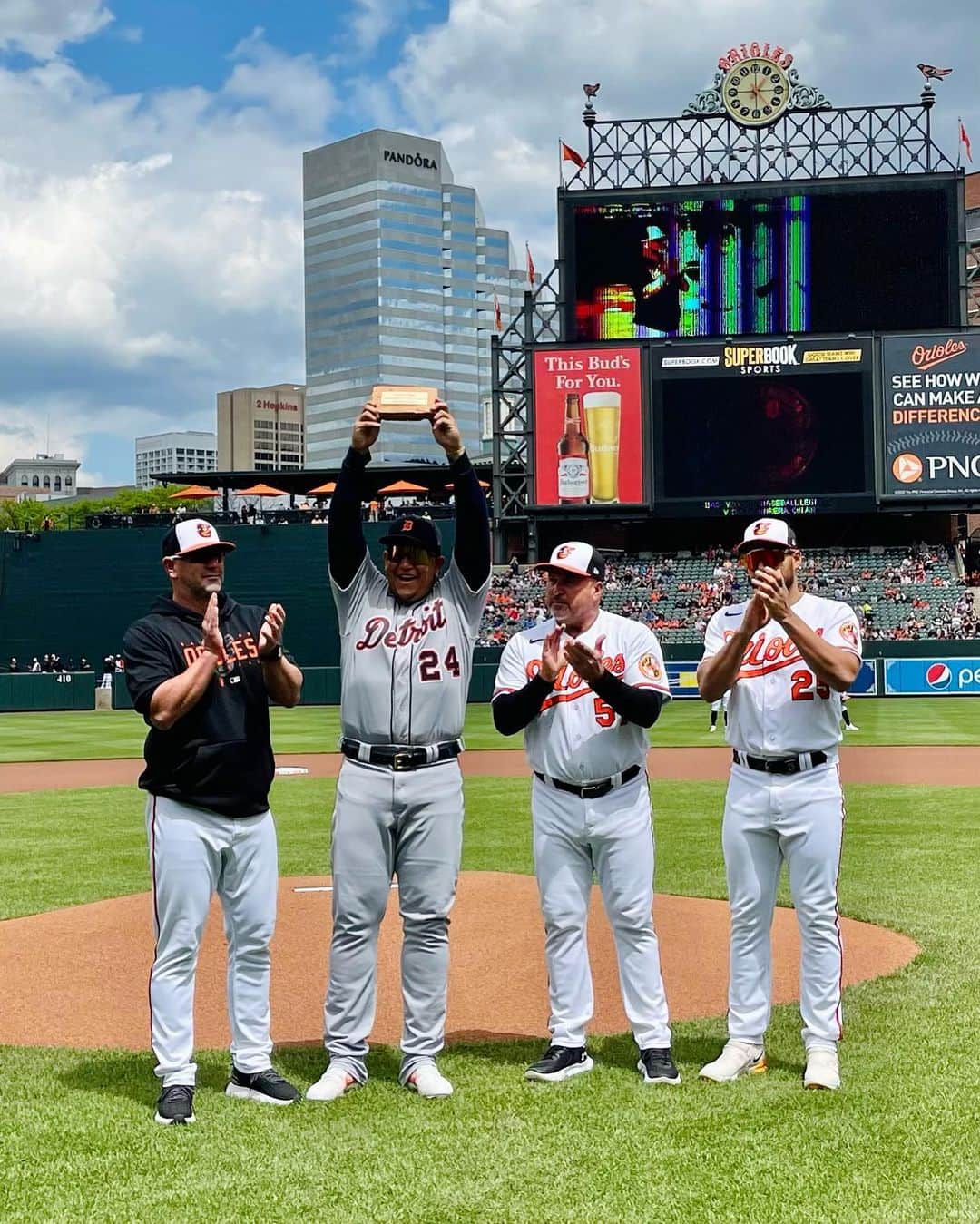 ミゲル・カブレラのインスタグラム：「Miggy received a brick with an engraved plaque from the O’s before today’s game 👏 #repdetroit」