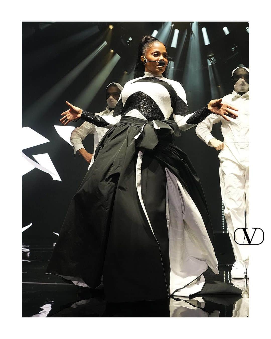 Valentinoさんのインスタグラム写真 - (ValentinoInstagram)「For the first stop on her Together Again world tour, @janetjackson and her dancers were seen in a number of custom Valentino looks, designed especially for them by Creative Director @pppiccioli  Photo by @kevinmazur」4月24日 2時49分 - maisonvalentino