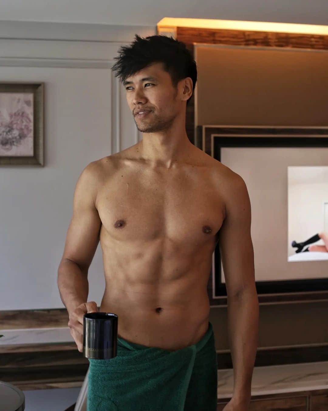 ティムさんのインスタグラム写真 - (ティムInstagram)「Morning coffee with a banger view ! 🙌☕️ . . . . #airahotels #amazingthailand #morning #malemodel #shredded」4月24日 13時46分 - timmaiau