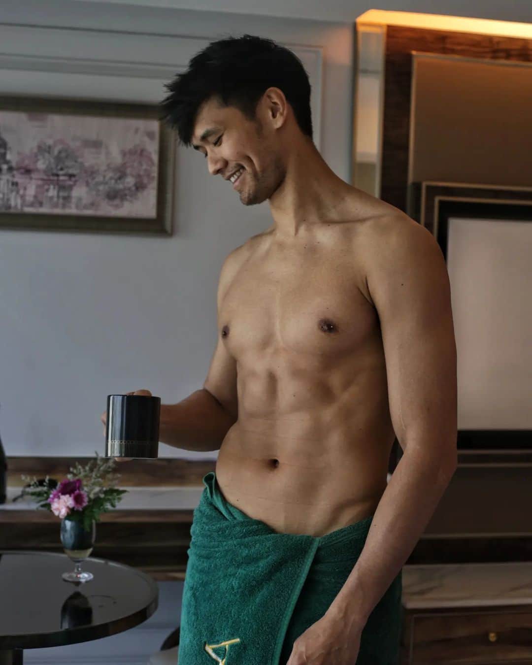 ティムさんのインスタグラム写真 - (ティムInstagram)「Morning coffee with a banger view ! 🙌☕️ . . . . #airahotels #amazingthailand #morning #malemodel #shredded」4月24日 13時46分 - timmaiau