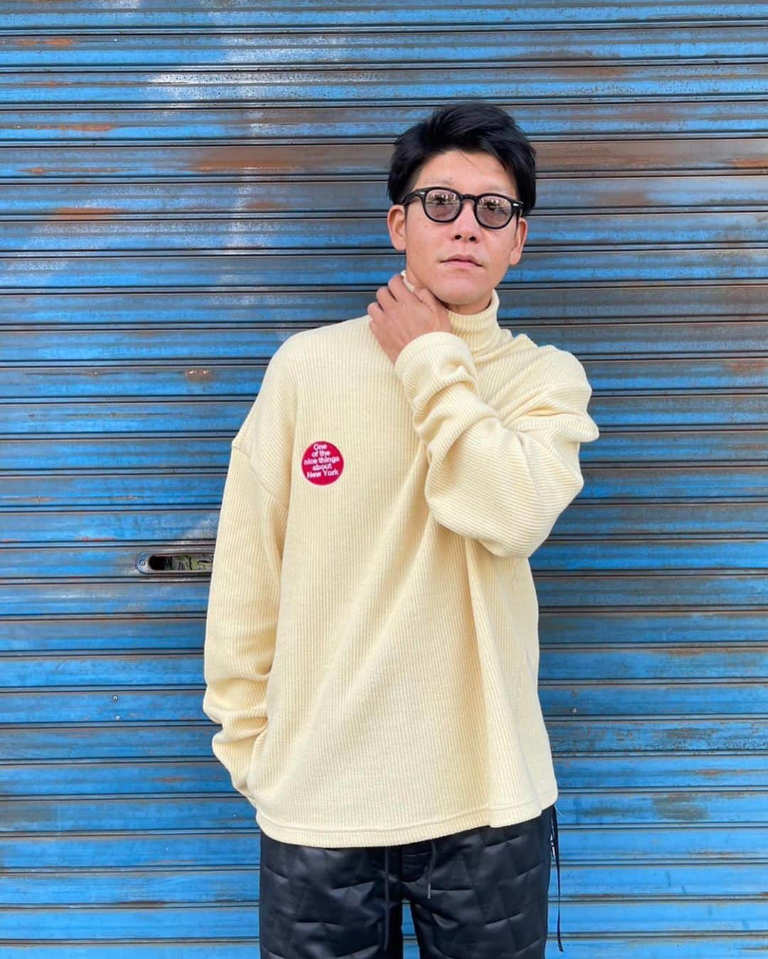 駿河太郎のインスタグラム：「NEWORDER  2023-24 Autum-Winter  turtle neck Knit （Blue、yellow、orange） と low gauge knit  タートルネックは 秋冬の差し色に使い回しやすく 1.2.3の3サイズ展開 （1枚目に着てるのがサイズ3）  ローゲージニットの方は アクリル糸を使用する事で 価格も納得してもらいつつ グランジ感漂うモヘアの風合いに  @neworder_apparel   Theme of “1+1+1  Designer   @tarosleepydog    @a.g.s.mamoru    @akr__maruyama   Support   by @_yuukitagawa   #服好きな人と繋がりたい  #ドメスティック  #アパレル #メイドインジャパン  #neworder  #ハッシュタグ #未だに謎」