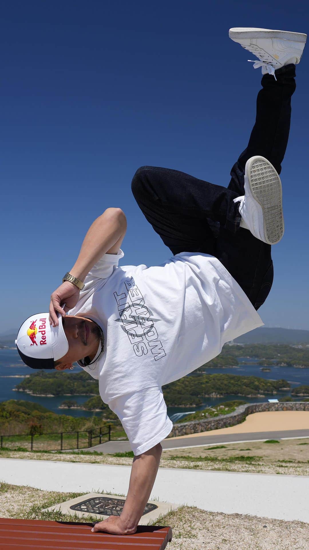 野中泰輔のインスタグラム：「ROAD TRIP 2023 Startしました🔥🚗 今年は年間プロジェクトとして一年を通してゆっくりと回りたいと思います！！ 色んな九州エリアを中心に離島などにも足を運びます👍 まだまだこれから🔥 楽しみながら頑張るぞー💪  後日ワークショップ風景の動画もアップします👍  📹🎞️ @tsurisukimatchan   #bboytaisuke #redbull #redbulljapan #link #brosh #puma #g_shock #ozracing #flexdream #spiritworker #SHieNA」