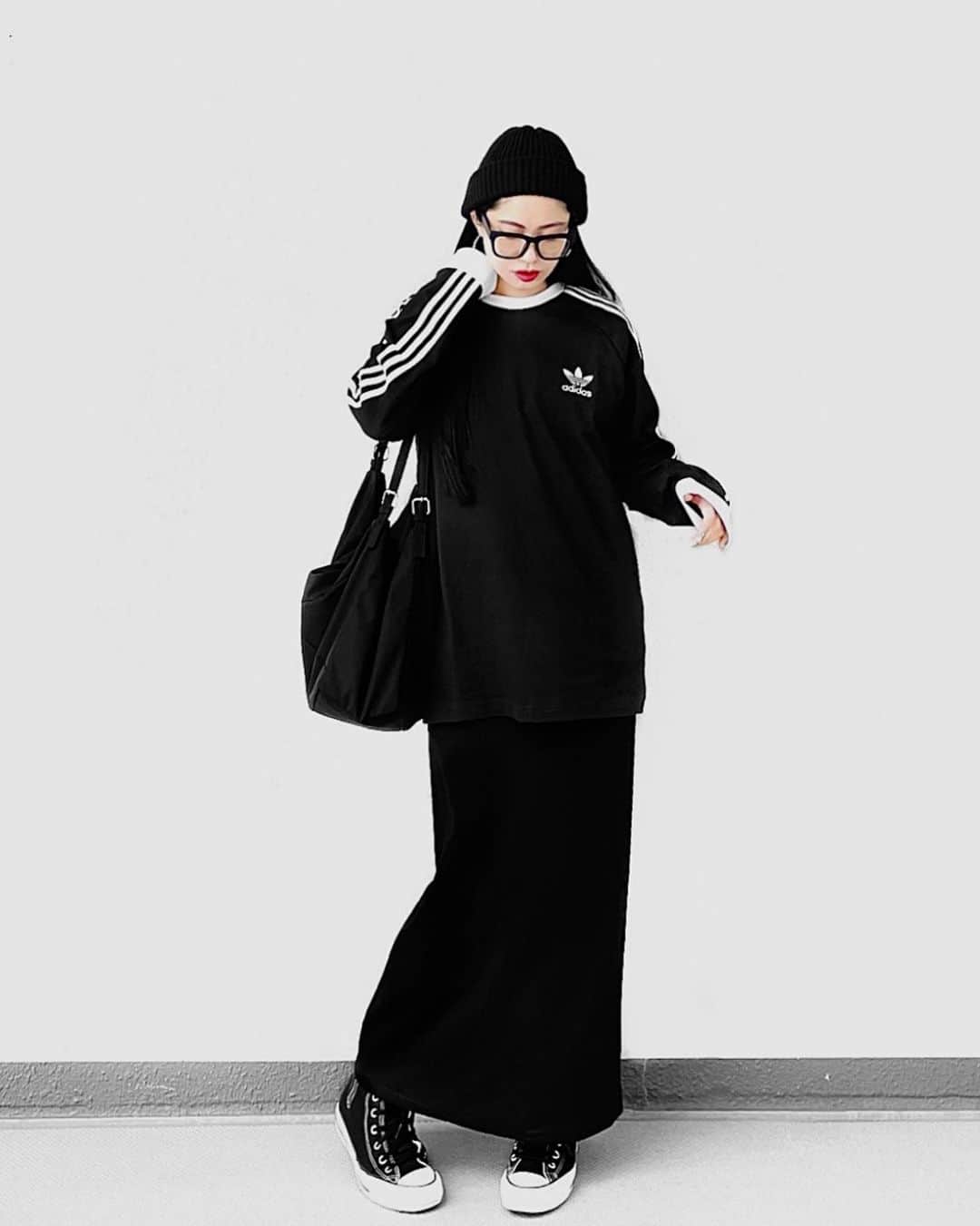 lve_xxxxのインスタグラム：「. . adidasのロンT 黒も安定に買いました😂笑  selectしたｽｶｰﾄとﾊﾞｯｸ すんげー使いまくってる✌️✧  Back slit long tight skirt  残りわずかになってましたが これ、めっちゃ履きやすいのでｵｽｽﾒ☝️  Double strap tote bag  言うまでもない私の通勤BAG 一軍です笑  2ｶﾗｰ共に在庫用意頂いてるので！  画像のﾀｸﾞからｻｲﾄ飛べるので 是非ﾁｪｯｸして下さいませ🙏🖤  #wear更新  .」