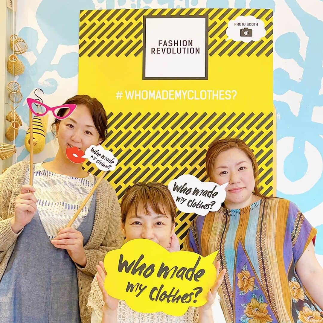 ピープルツリー公式アカウントさんのインスタグラム写真 - (ピープルツリー公式アカウントInstagram)「. 👚 #WhoMadeMyClothes @sasha_fairtrade  @sana.hastakala  @kumbeshwar_technical_school  Thank you for your continued partnership with People Tree. ❤  ✲  本日は #ファッションレボリューションデー ！  自分の大好きなブランドを@タグ付けして、 「#whomademyclothes （私の服をつくったのは誰？）」とSNSで投稿してみてください。 お気に入りの洋服のタグのブランド名部分を写真に撮るのがおすすめです。  自社ブランドについてどんな投稿がなされているか、 関係者は気にしてチェックしているもの。 この問いかけをすることで、アパレル企業に 「生産者が誰なのか、どんな労働環境でつくられているのか」を 気にしているファンがいることを伝えることになります。  SDGsの普及とともに、企業は今まで以上に社会的責任や顧客の声に取り組む必要性を感じています。 今こそ、商品を選ぶ側の力を生かして声を届けてみましょう。  これは、ファッションレボリューションのキャンペーンが始まった2014年から呼び掛けているアクションの１つ。#whomademyclothes と検索すると、世界中の人たちがサステナブルなおしゃれを楽しみながら情報発信をしている様子を見ることができます。  ✲  ピープルツリー自由が丘店と立川高島屋S.C.店では、 4月22日（土）～4月29日（日）の間、店内にフォトブースをご用意しています。 期間中、フォトスポットで撮影＆SNSにUPをしてくれた方に、素敵なフェアトレードアイテムをプレゼント♪  ✲  ぜひ、ハッシュタグ「#whomademyclothes （私の服をつくった人は誰？）」をつけて、 ファッションレボリューションウィーク中のSNSをにぎわせましょう。  ファッションレボリューションを知らない方に興味を持ってもらうことも、大切なアクションの1つです！  ピープルツリーの商品を着て、ぜひタグ付けしてくださいね☺️  #ピープルツリー #peopletree #フェアトレード #FairTrade #オーガニック #オーガニックコットン #エシカル #エシカルファッション #サステナブル #サステナブルファッション #SDGs #Organic #SustainableFashion #Ethical #EthicalFashion #organiccotton #ファッションレボリューション #FashionRevolution #ファッションレボリューションウィーク #FashionRevolutionWeek #fashionrevolutionweek2023  #whomademyclothes  @wfto_fairtrade  @fashionrevolutionjapan  @fash_rev」4月24日 12時17分 - peopletreejp